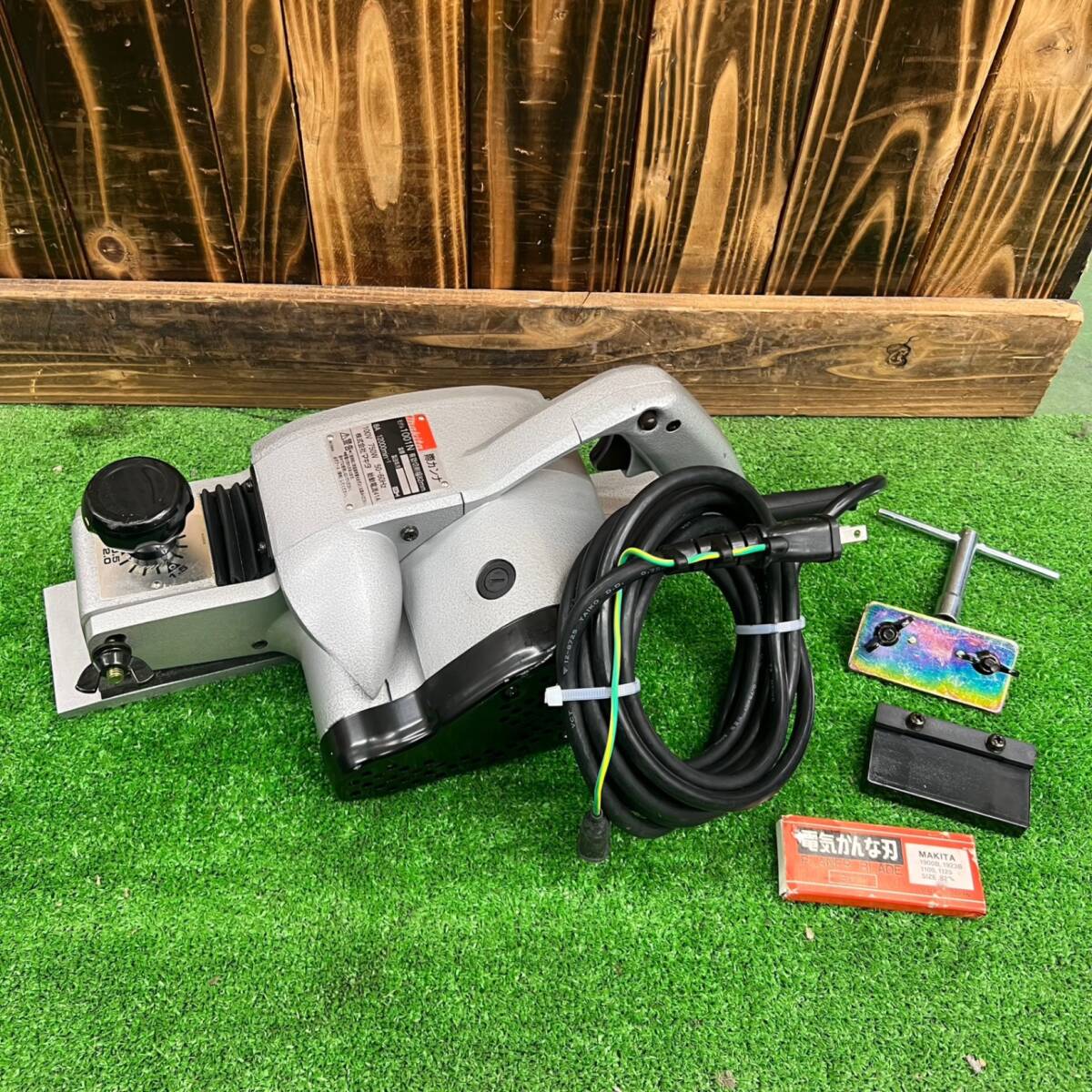 Yahoo!オークション - マキタ(makita) 際カンナ 1001N 有効切削 Yahoo!オークション - マキタ(makita) 際カンナ 1001N 有効切削