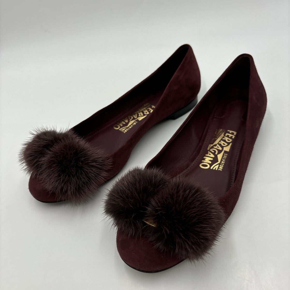 E＊ 美品 保存袋付 '高級(jí)婦人靴' Salvatore Ferragamo サルヴァトーレフェラガモ 本革 ヴァラリボン ファー付き フラット パンプス 6D 23cm