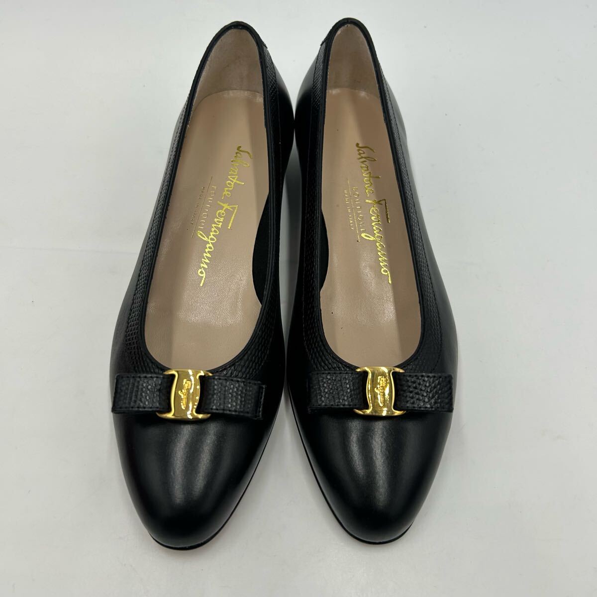 ■ 未使用 箱付き イタリア制 高級(jí)婦人靴 Salvatore Ferragamo サルヴァトーレフェラガモ 本革 ヴァラリボン パンプス 5.5C 22.5cm 黒系