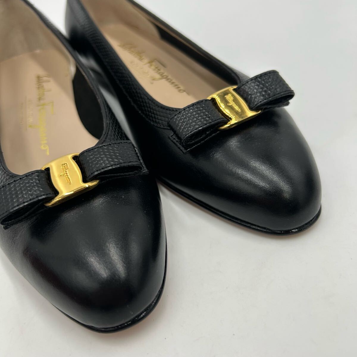 ■ 未使用 箱付き イタリア制 高級(jí)婦人靴 Salvatore Ferragamo サルヴァトーレフェラガモ 本革 ヴァラリボン パンプス 5.5C 22.5cm 黒系