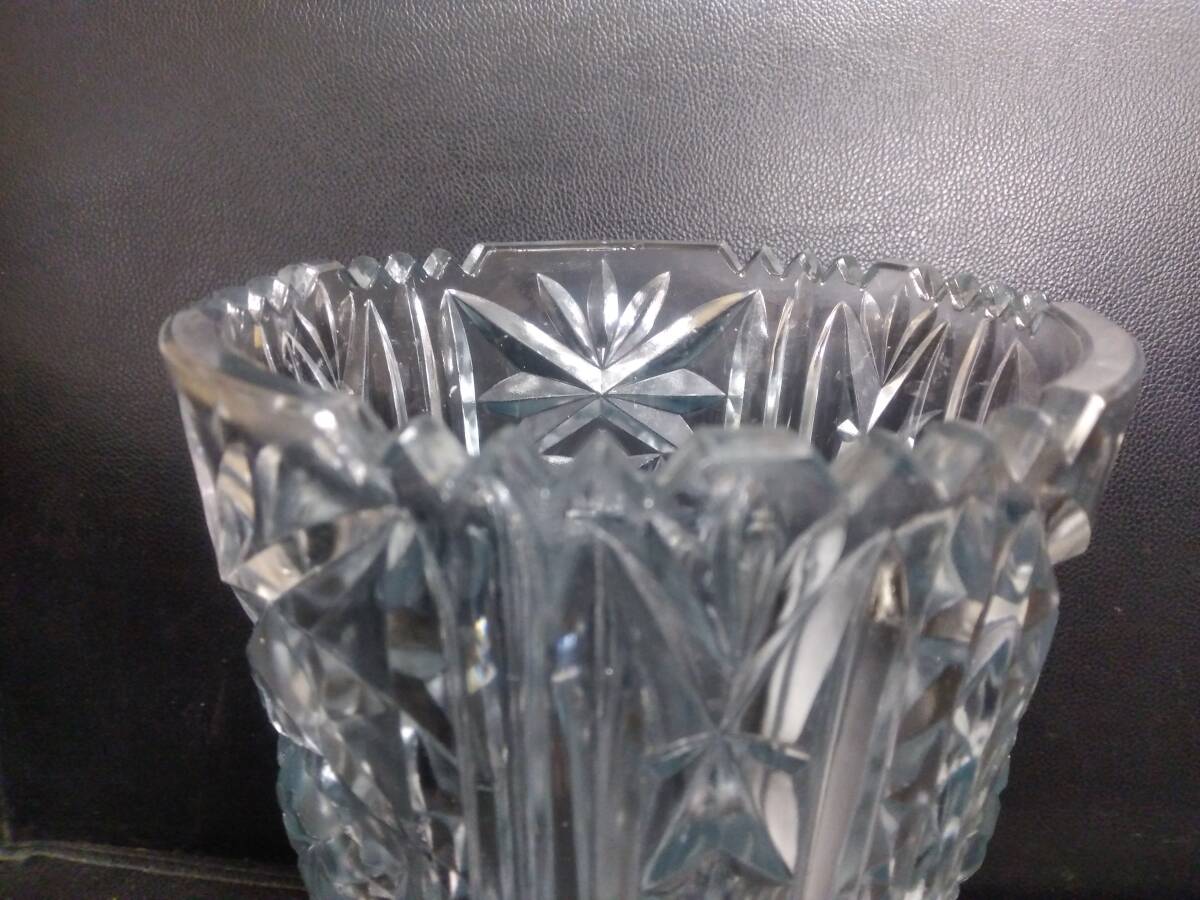 《花器》 ガラス製「カットグラスの大きな花瓶」 高さ：約23cm・口：約13.7cm・重量：約1.8kg インテリア・小物雑貨・置物_画像7