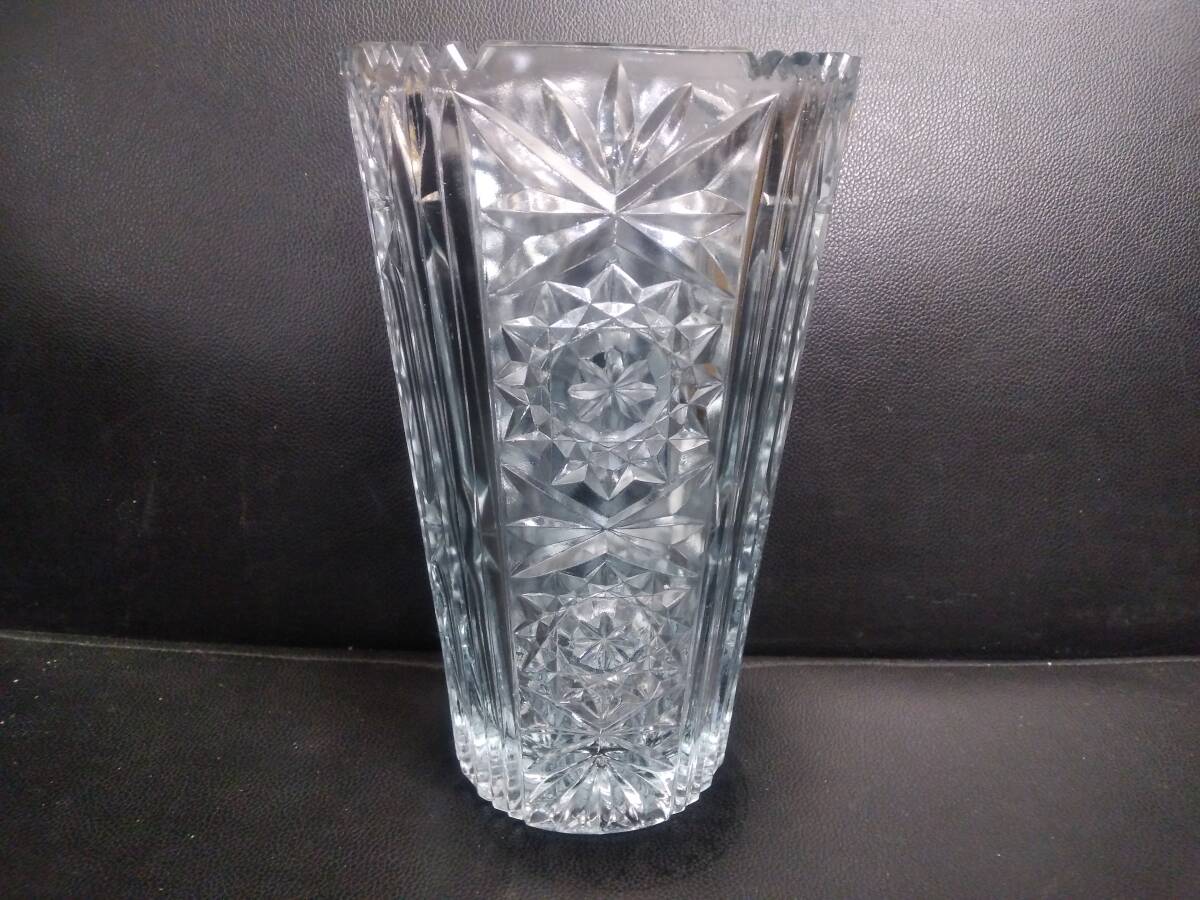 《花器》 ガラス製「カットグラスの大きな花瓶」 高さ：約23cm・口：約13.7cm・重量：約1.8kg インテリア・小物雑貨・置物_画像1