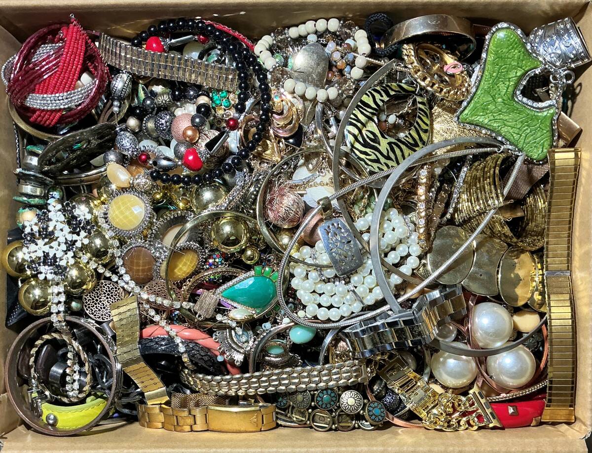 遺品でない生前整理 アクセサリーまとめ売り ネックレスブローチ ブレスレット大量 Yahoo!オークション - 大量 アクセサリー まとめ売り 11.3Kg