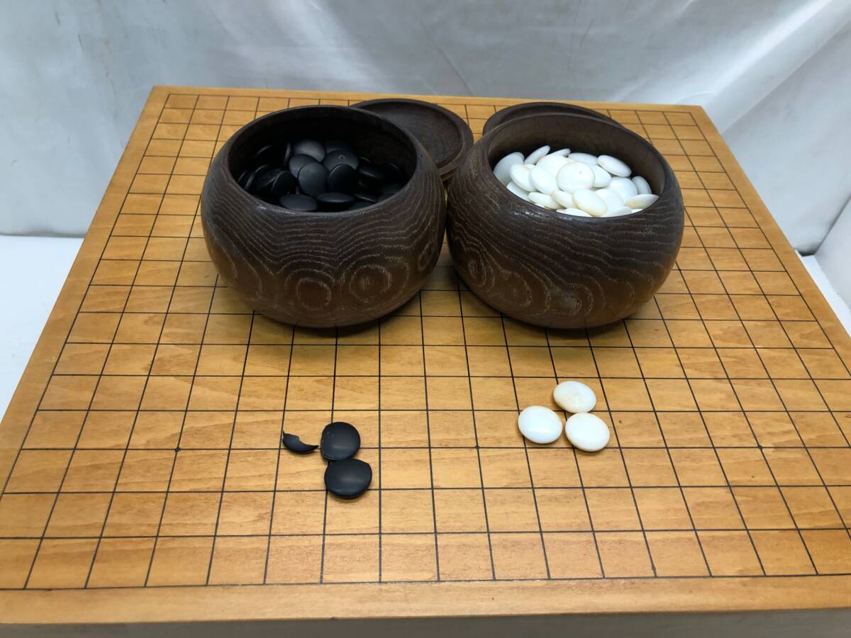 A29723 囲碁 碁盤 碁石セット へそ無し 碁石割れ・汚れアリ 45cm A29723 囲碁 碁盤 碁石セット へそ無し 碁石割れ・汚れアリ 45cm