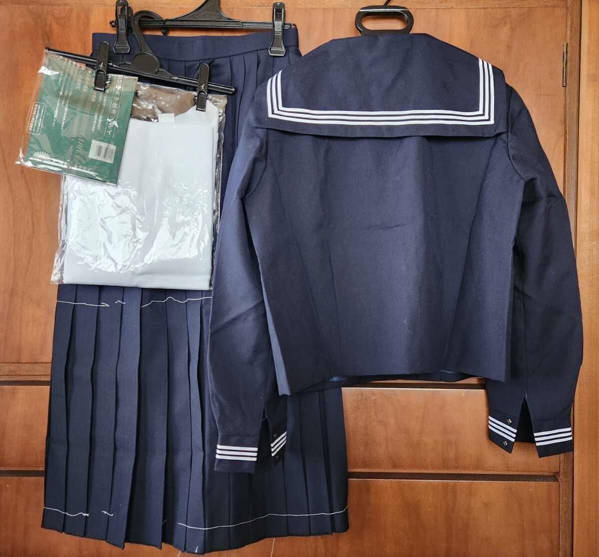 新品・未使用】セーラー服13号、スカートW69、三角ネクタイ緑 新品・未使用】セーラー服13号、スカートW69、三角ネクタイ緑