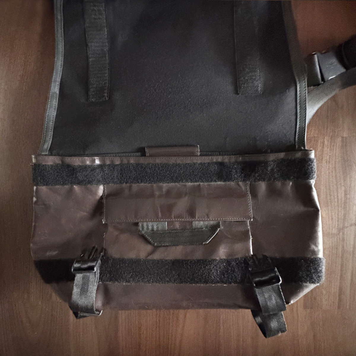 FREITAG フライターグ F17 JOE ブラウン 廃版モデル 訳あり FREITAG フライターグ F17 JOE ブラウン 廃版モデル 訳あり