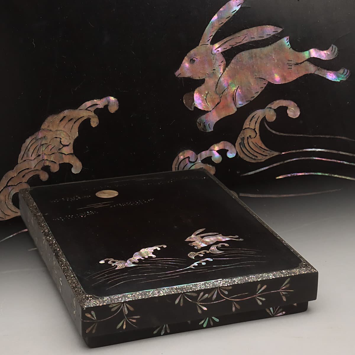 ET875 時代漆器 黒漆塗 青貝螺鈿 波兎図 硯箱 縦24.5cm 重295g ET875 時代漆器 黒漆塗 青貝螺鈿 波兎図 硯箱 縦24.5cm 重295g