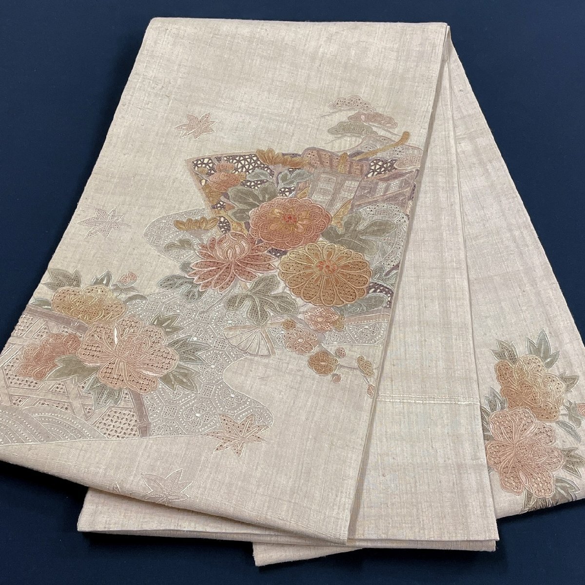 着物月花 総刺繍 相良刺繍 装飾花文様 紬袋帯 お太鼓柄 正絹 着物月花 総刺繍 相良刺繍 装飾花文様 紬袋帯 お太鼓柄 正絹