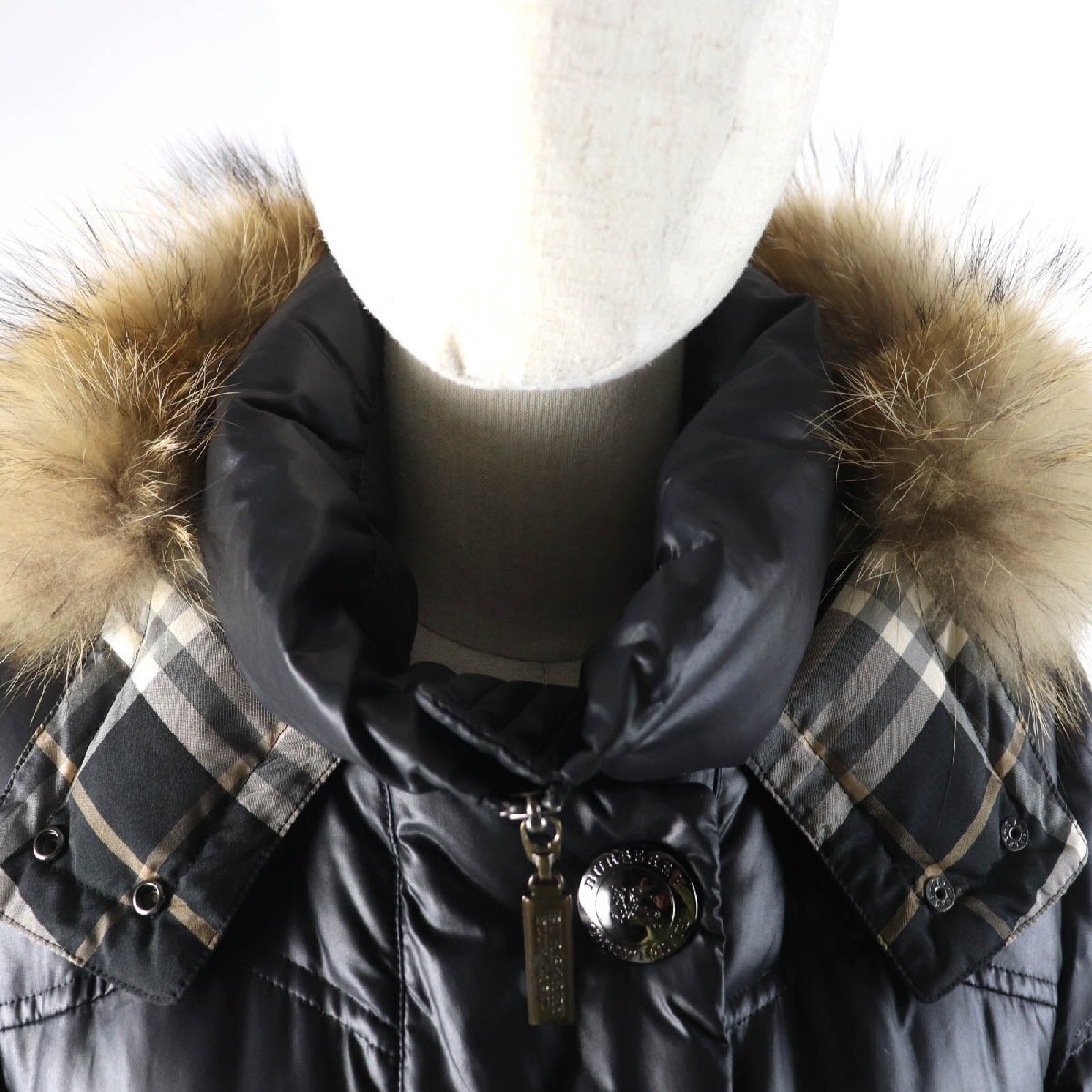 美品★BURBERRY BLUE LABEL バーバリーブルーレーベル FRF09-693-09 ラクーンファー・フード・ベルト付 裏地チェック柄 ダウンコート 40_画像4
