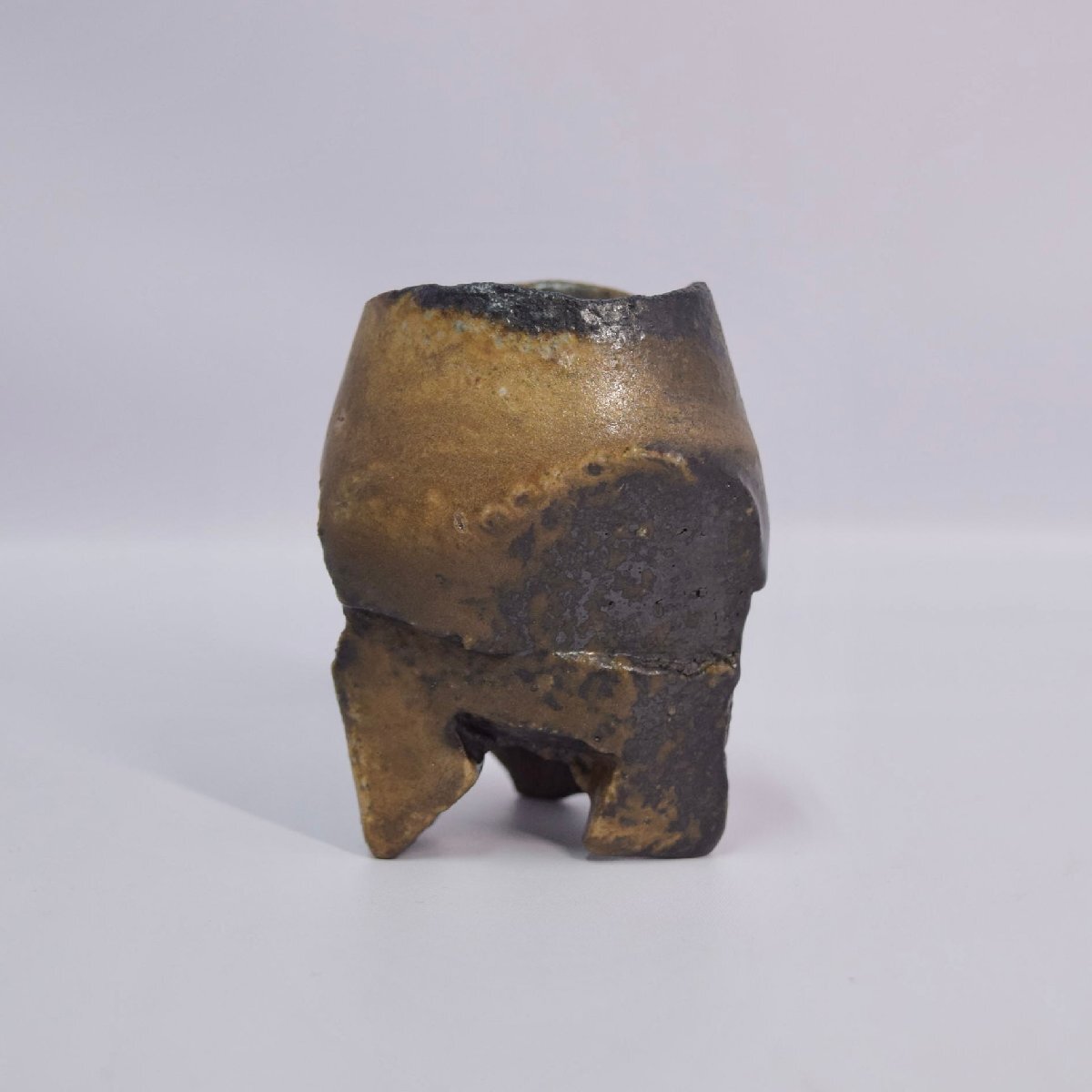 1-2183)隠崎隆一『黒酒呑』ぐい呑 三足 陶芸 陶器 備前焼 共箱 1-2183)隠崎隆一『黒酒呑』ぐい呑 三足 陶芸 陶器 備前焼 共箱