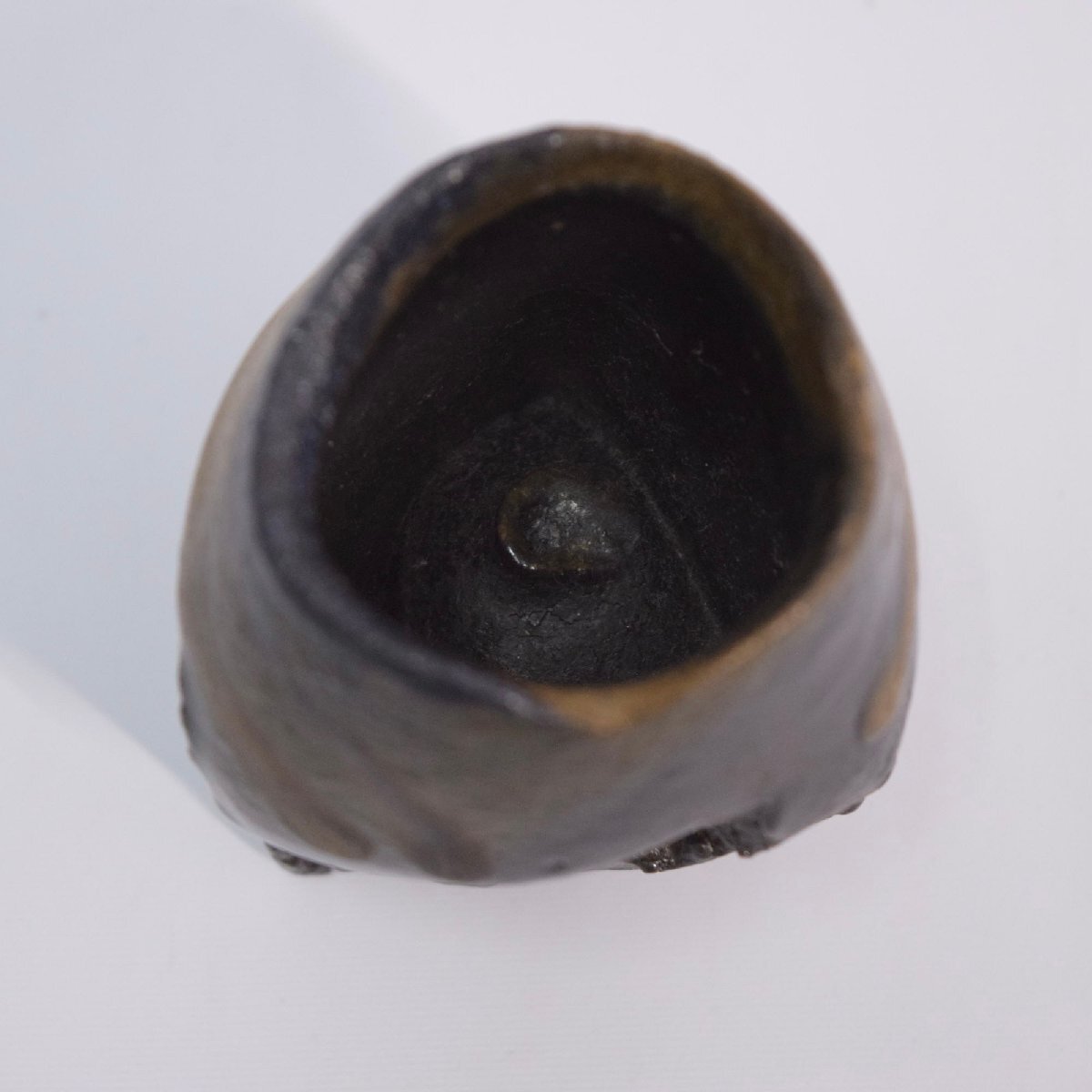 1-2183)隠崎隆一『黒酒呑』ぐい呑 三足 陶芸 陶器 備前焼 共箱 1-2183)隠崎隆一『黒酒呑』ぐい呑 三足 陶芸 陶器 備前焼 共箱