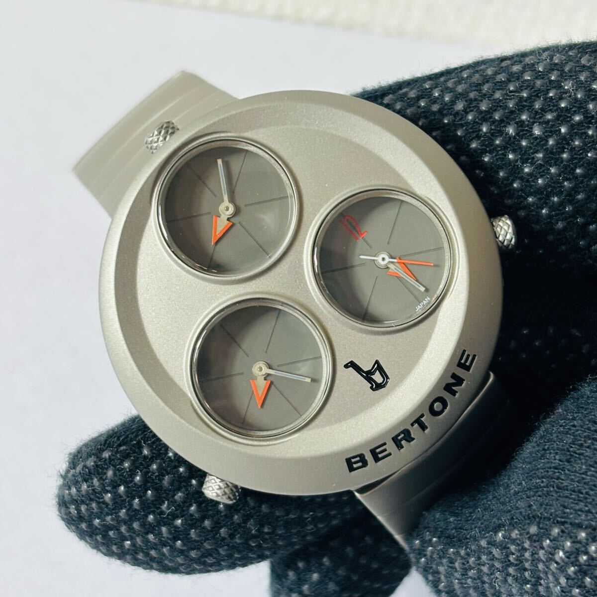 BERTONEベルトーネ クオーツ腕時計 チタン製 グレー文字盤【美品 BERTONEベルトーネ クオーツ腕時計 チタン製 グレー文字盤【美品