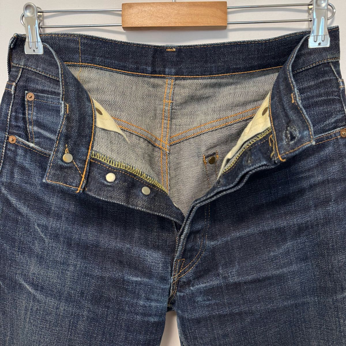 色落ち抜群 1950年代 Levi's 501xx レザーパッチ 復刻 濃紺 鬼 色落ち抜群 1950年代 Levi's 501xx レザーパッチ 復刻 濃紺 鬼