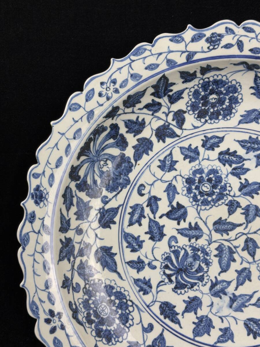 中国美術 染付大皿 蓮花縁 花草紋 椿図 直径45.6cm[検索/明代 中国美術 染付大皿 蓮花縁 花草紋 椿図 直径45.6cm[検索/明代