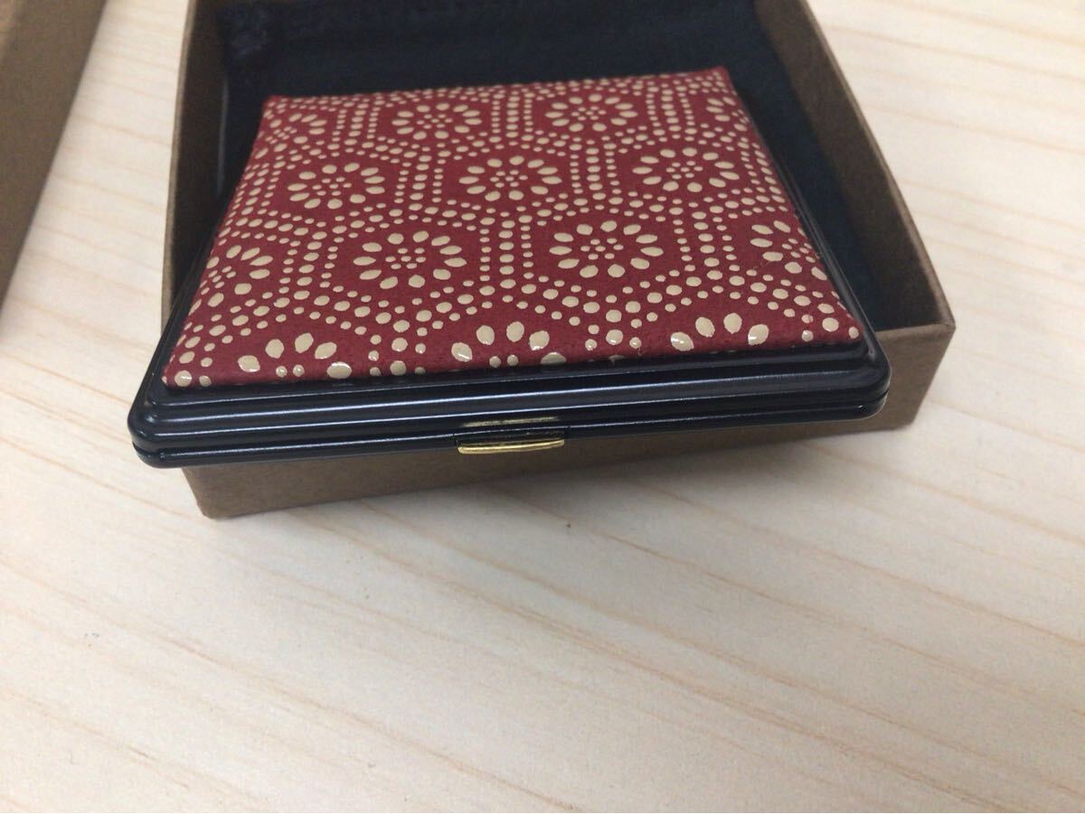 【16822】【未使用品】印伝屋　手鏡　ミラー　小型　持ち歩き用 鏡　ミニミラー　赤　箱入り　印傳屋　INDEN-YA　甲州印伝　ミニサイズ