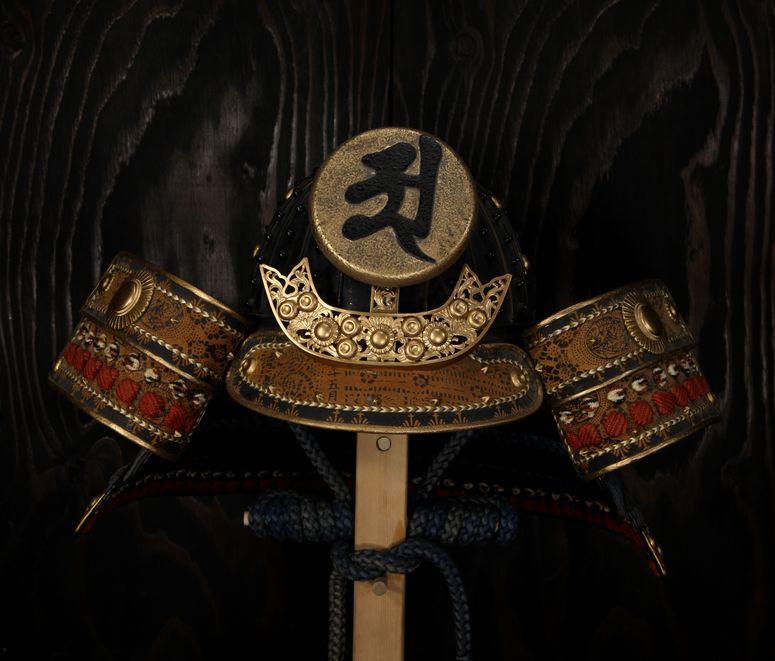 【通販激安】 前立て 二刀流 金塗 木製 ア 前立 梵字 阿修羅王 鶴首 オス 付き 甲冑(兜、鎧)