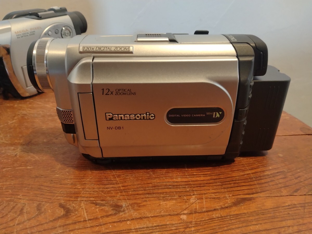 R70210-5 HITACHI ビデオカメラ 元箱付き ジャンク おまけ付き パナソニックビデオカメラ ジャンク 