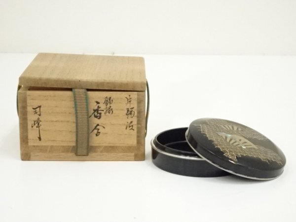 ys7280220; 宗sou 新井司峰造　片輪波錫縁香合（共箱）