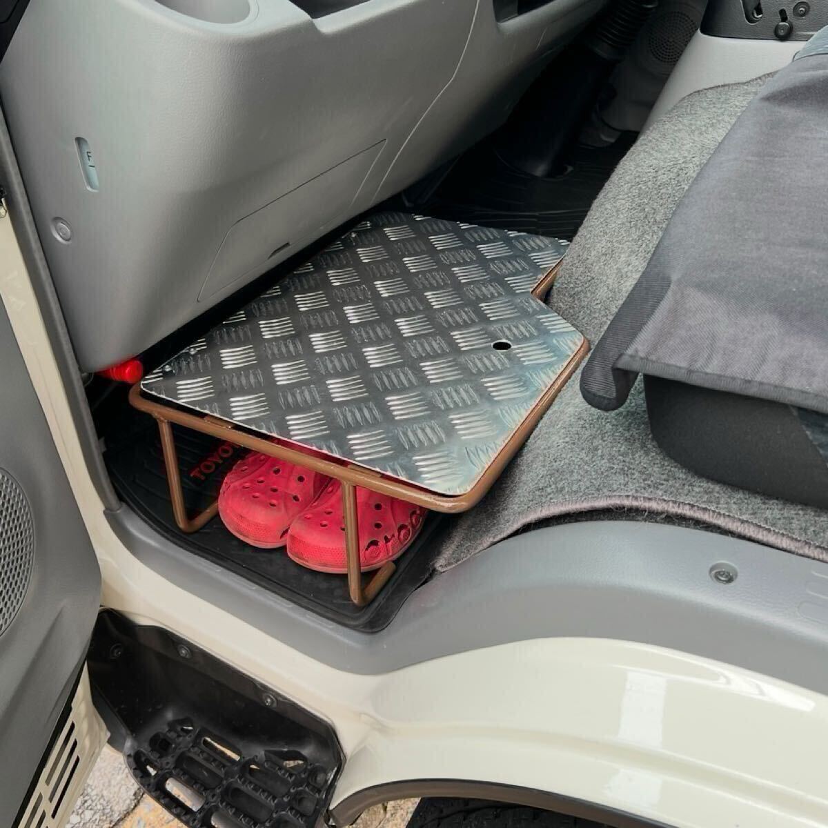 TOYOTA カムロード・ダイナ用　助手席側専用フットレスト（足置き） TOYOTA カムロード・ダイナ用】助手席側専用フットレスト（足