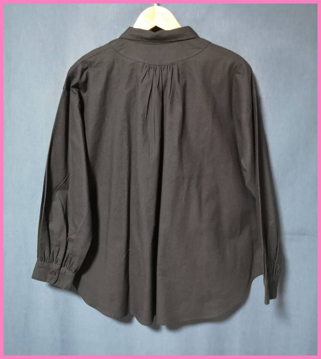 ＢＬＷ‐１０６‐２☆春秋☆新品☆送料込み☆即決☆ナチュラル系☆綿☆カッターシャツより厚手☆M～Ｌサイズ☆ブラウス☆黒☆ギャザー☆