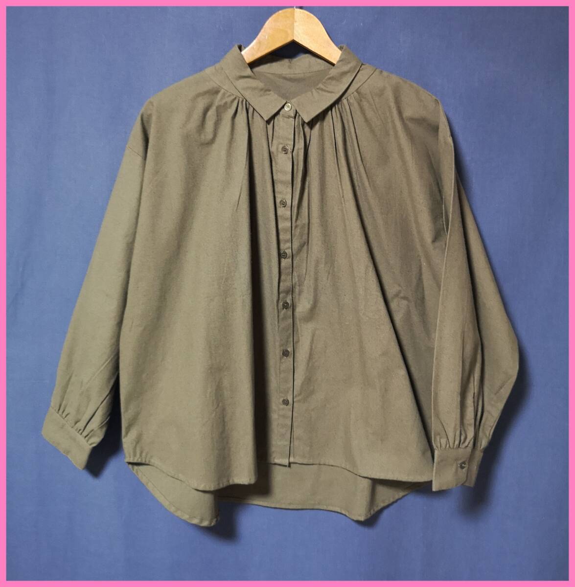 ＢＬＷ‐１０６‐３☆春秋☆新品☆送料込み☆即決☆ナチュラル系☆綿☆カッターシャツより厚手☆M～Ｌ☆ブラウス☆カーキ系☆ギャザー☆
