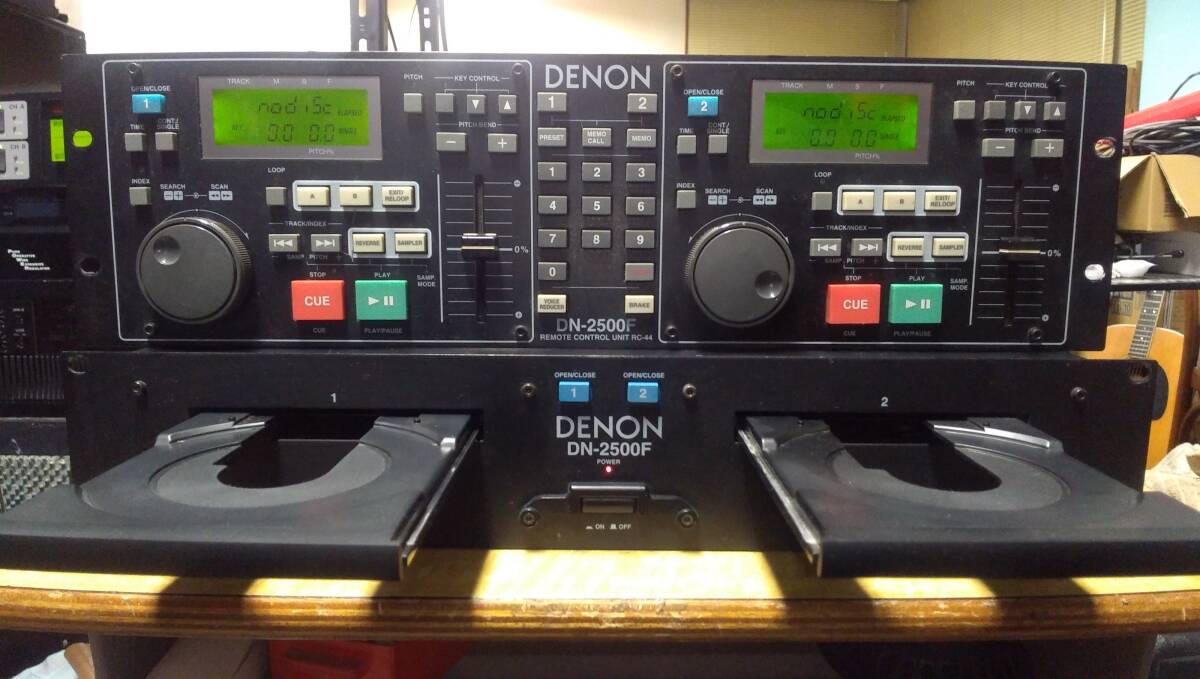DENON DN-2500F　業務用ダブルCDプレーヤーです。