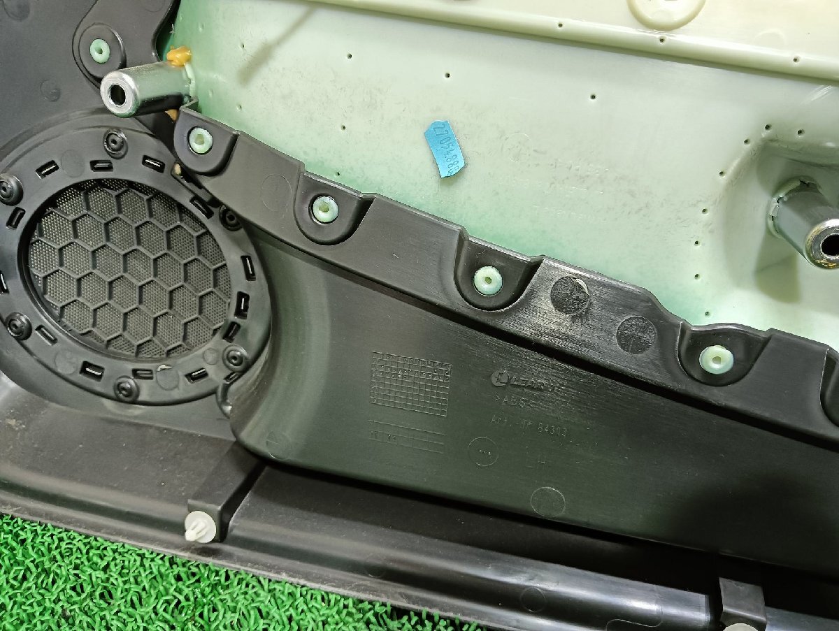 クライスラー 左 フロントドアトリム クロスファイア GH-ZH32C， 2005 #hyj NSP226092