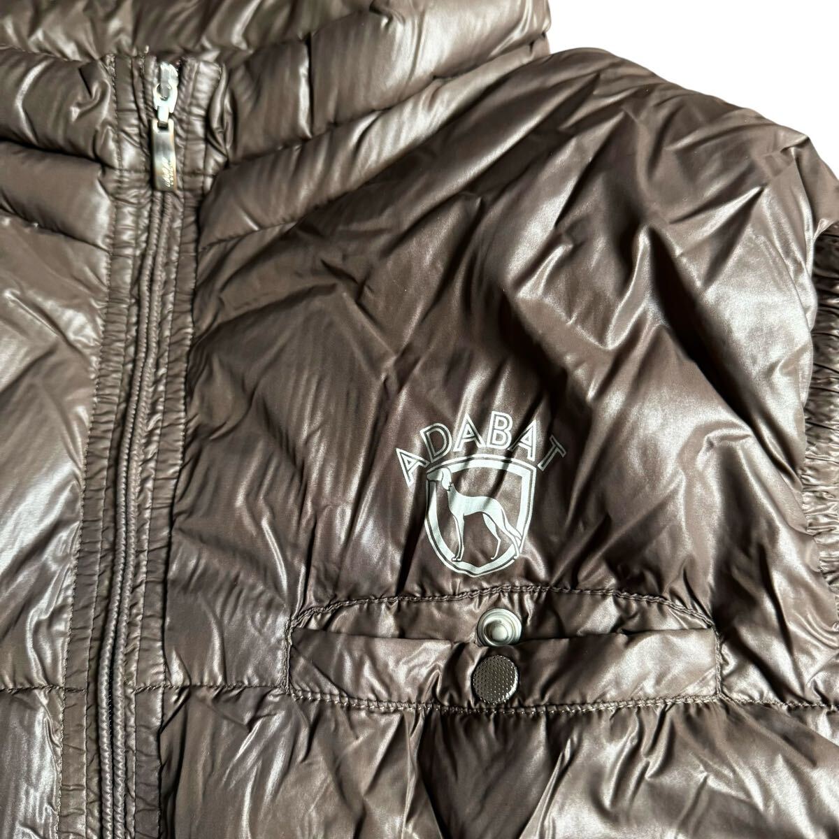 adabat　アダバット　ダウンベスト　ブラウン　サイズ50 美品 adabat アダバット ジップアップ ダウン ベスト 軽量 ブラウン