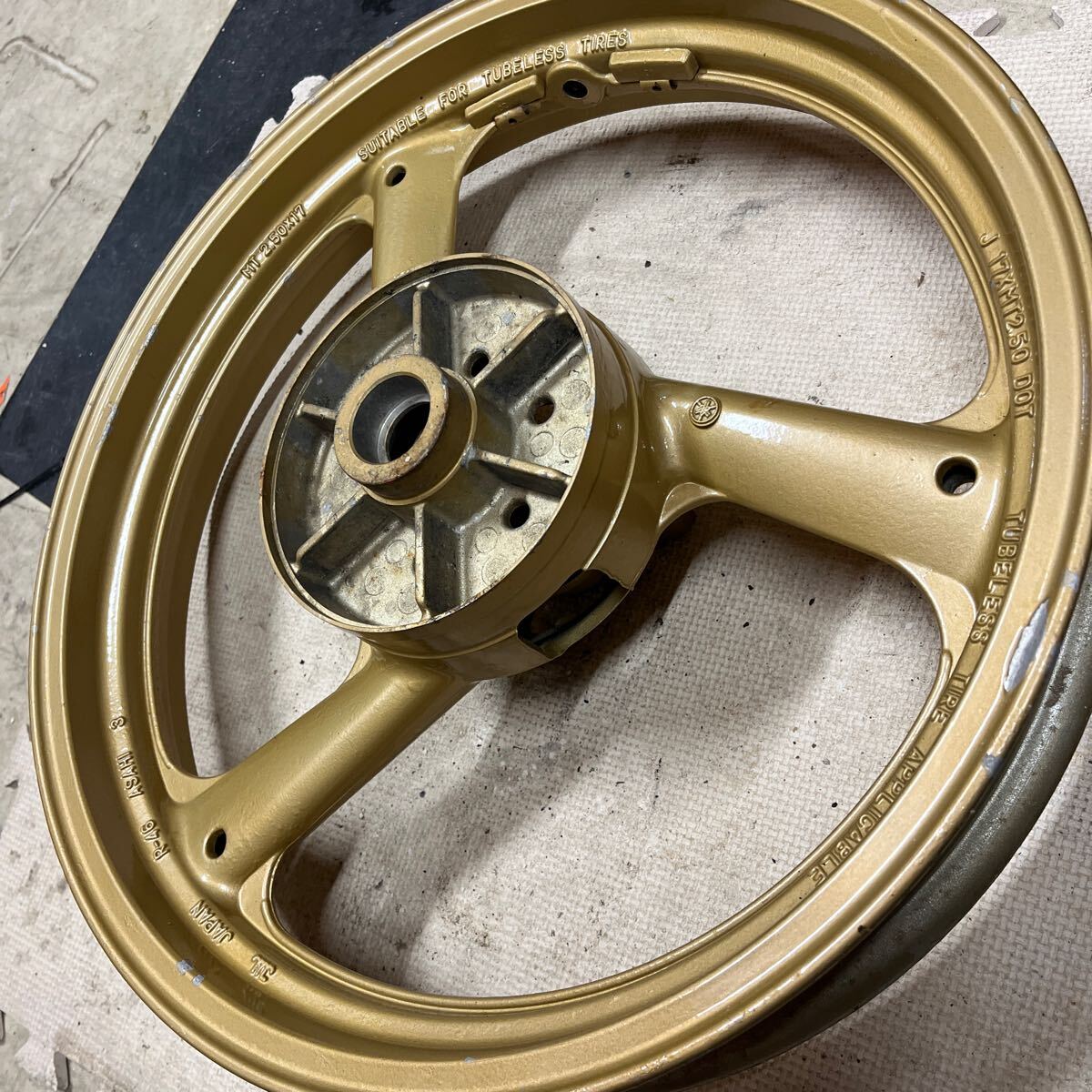 YAMAHA TZR250 1KT R-46 リアホイール 中古
