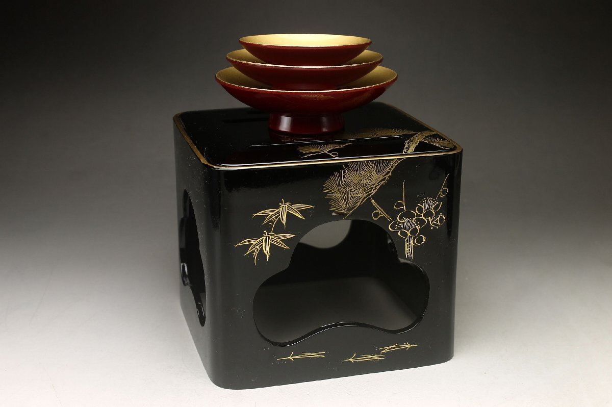 【余韻】 美品漆器 松竹梅文 銚子 杯臺(tái) 三つ組杯★樹(shù)脂制 化粧箱 無(wú)傷美品＜同梱可＞