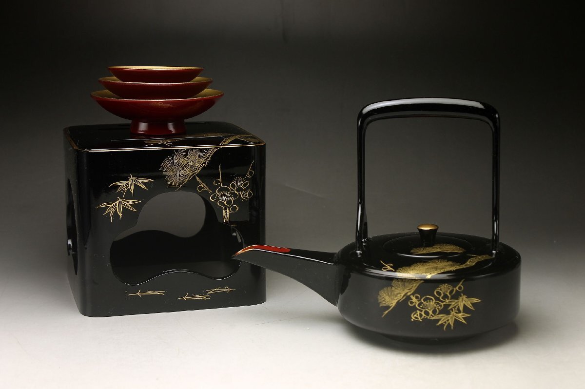 【余韻】 美品漆器 松竹梅文 銚子 杯臺(tái) 三つ組杯★樹(shù)脂制 化粧箱 無(wú)傷美品＜同梱可＞