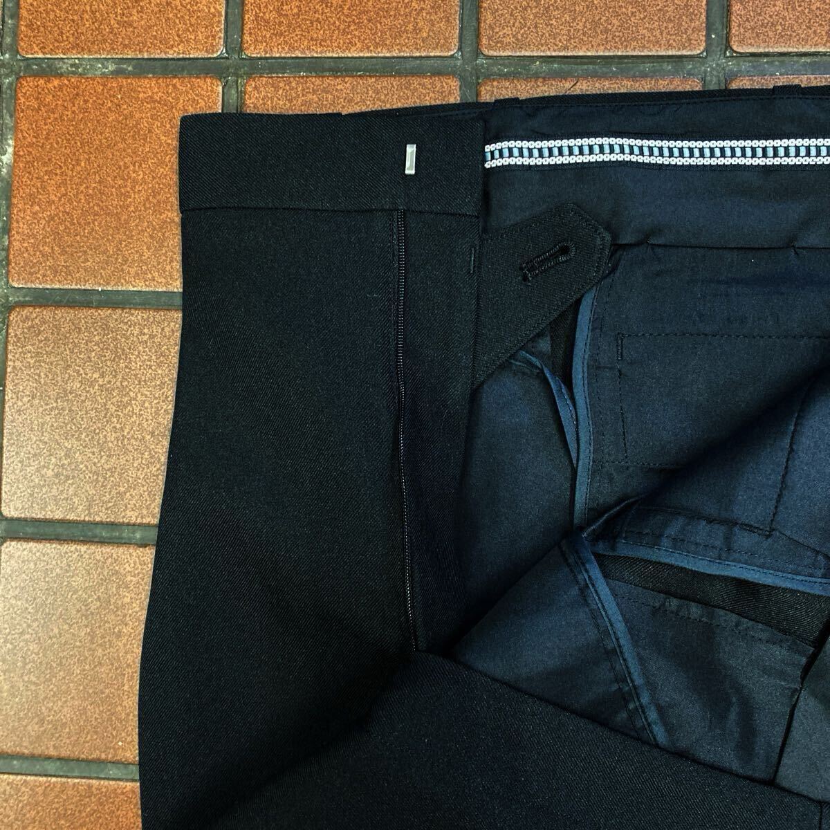 【新品】ビジネス ゴルフ カジュアル スラックス サイズ 91cm 2タック デザインループ 王冠刺繍入 上代価格 7,800円 AD SPORTS SLACKS 黒_画像7