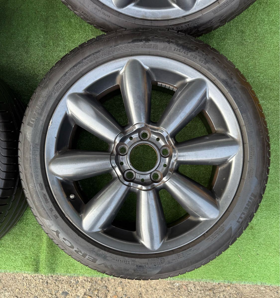 ミニ純正18インチ23年製タイヤ付き．5穴120．52．4本セット．_画像2
