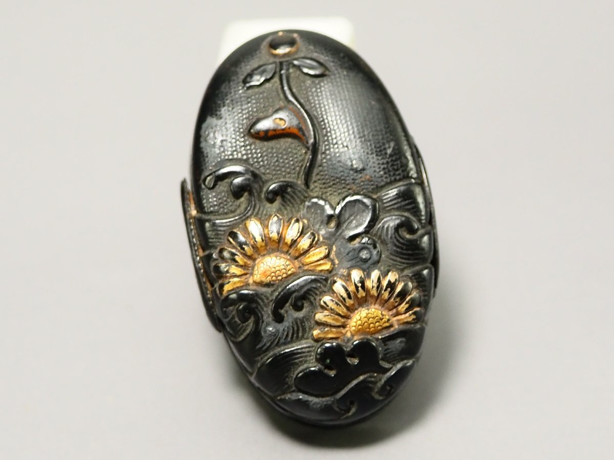 治】時代刀装具 金銅象嵌 菊花・水車文彫 銅地 縁頭 四点まとめ 治】時代刀装具 金銅象嵌 菊花・水車文彫 銅地 縁頭 四点まとめ