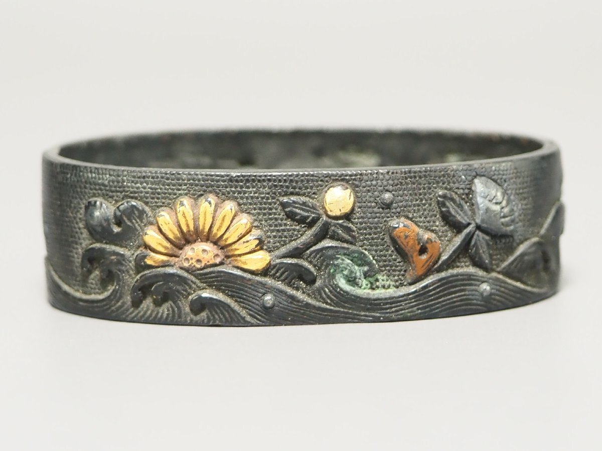 治】時代刀装具 金銅象嵌 菊花・水車文彫 銅地 縁頭 四点まとめ 治】時代刀装具 金銅象嵌 菊花・水車文彫 銅地 縁頭 四点まとめ