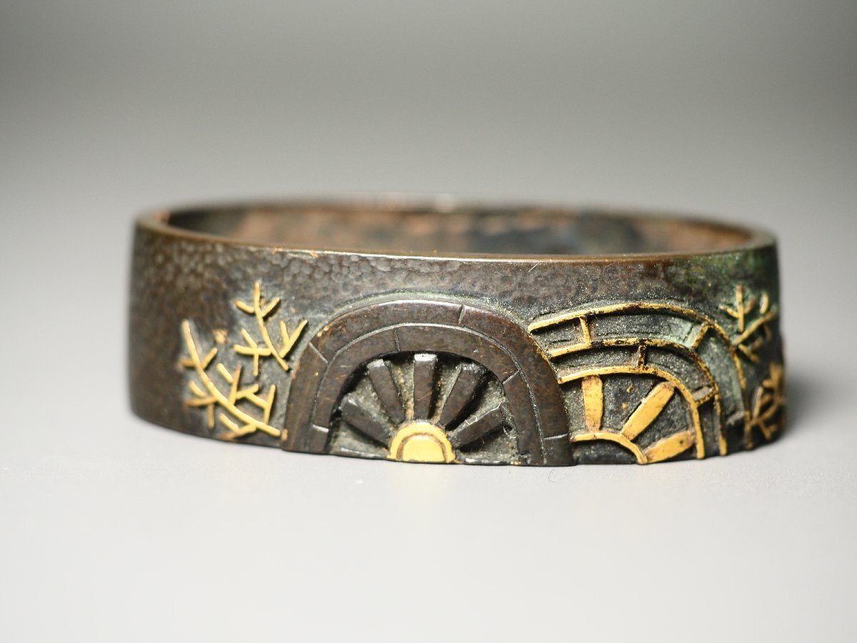 治】時代刀装具 金銅象嵌 菊花・水車文彫 銅地 縁頭 四点まとめ 治】時代刀装具 金銅象嵌 菊花・水車文彫 銅地 縁頭 四点まとめ
