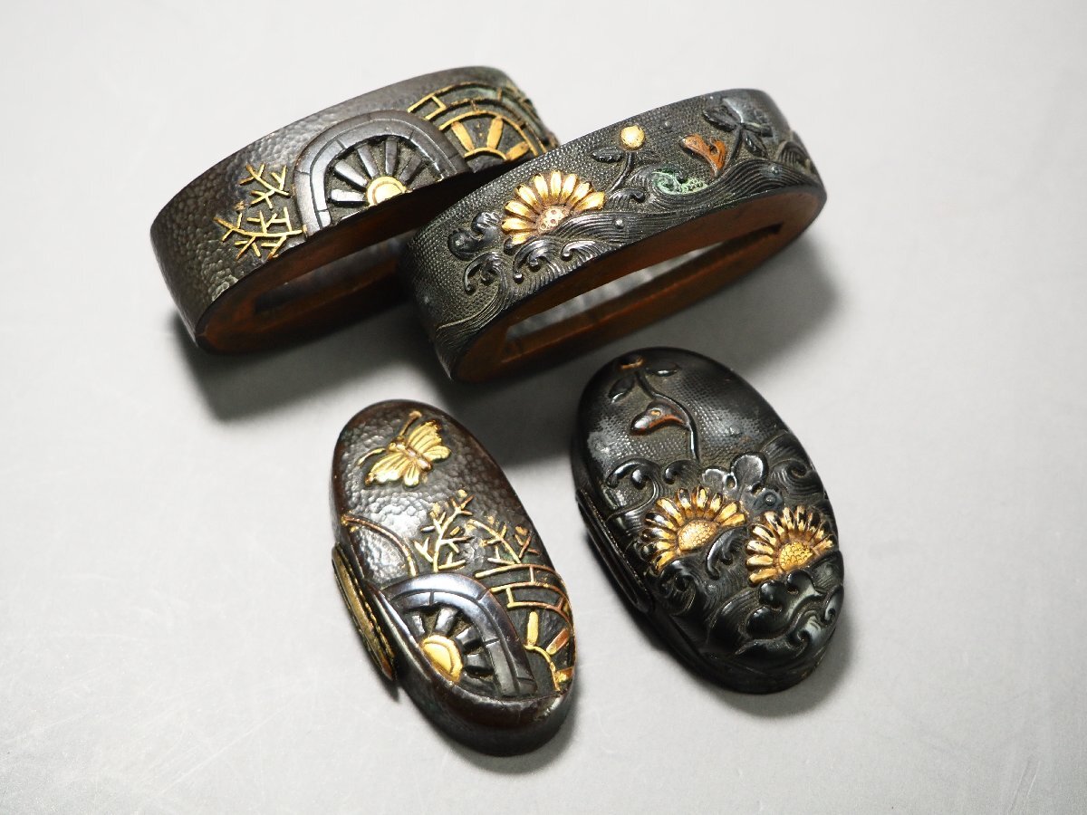 治】時代刀装具 金銅象嵌 菊花・水車文彫 銅地 縁頭 四点まとめ 治】時代刀装具 金銅象嵌 菊花・水車文彫 銅地 縁頭 四点まとめ