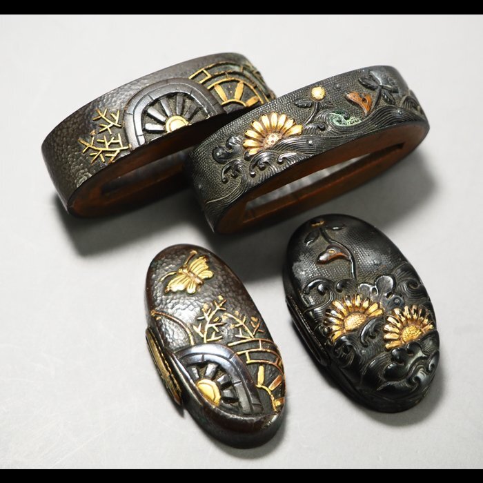 治】時代刀装具 金銅象嵌 菊花・水車文彫 銅地 縁頭 四点まとめ 治】時代刀装具 金銅象嵌 菊花・水車文彫 銅地 縁頭 四点まとめ