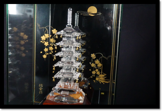 水晶 美術工芸品 伝統工芸品 甲州水晶 五重の塔 縁起物 在銘 水晶 美術工芸品 伝統工芸品 甲州水晶 五重の塔 縁起物 在銘