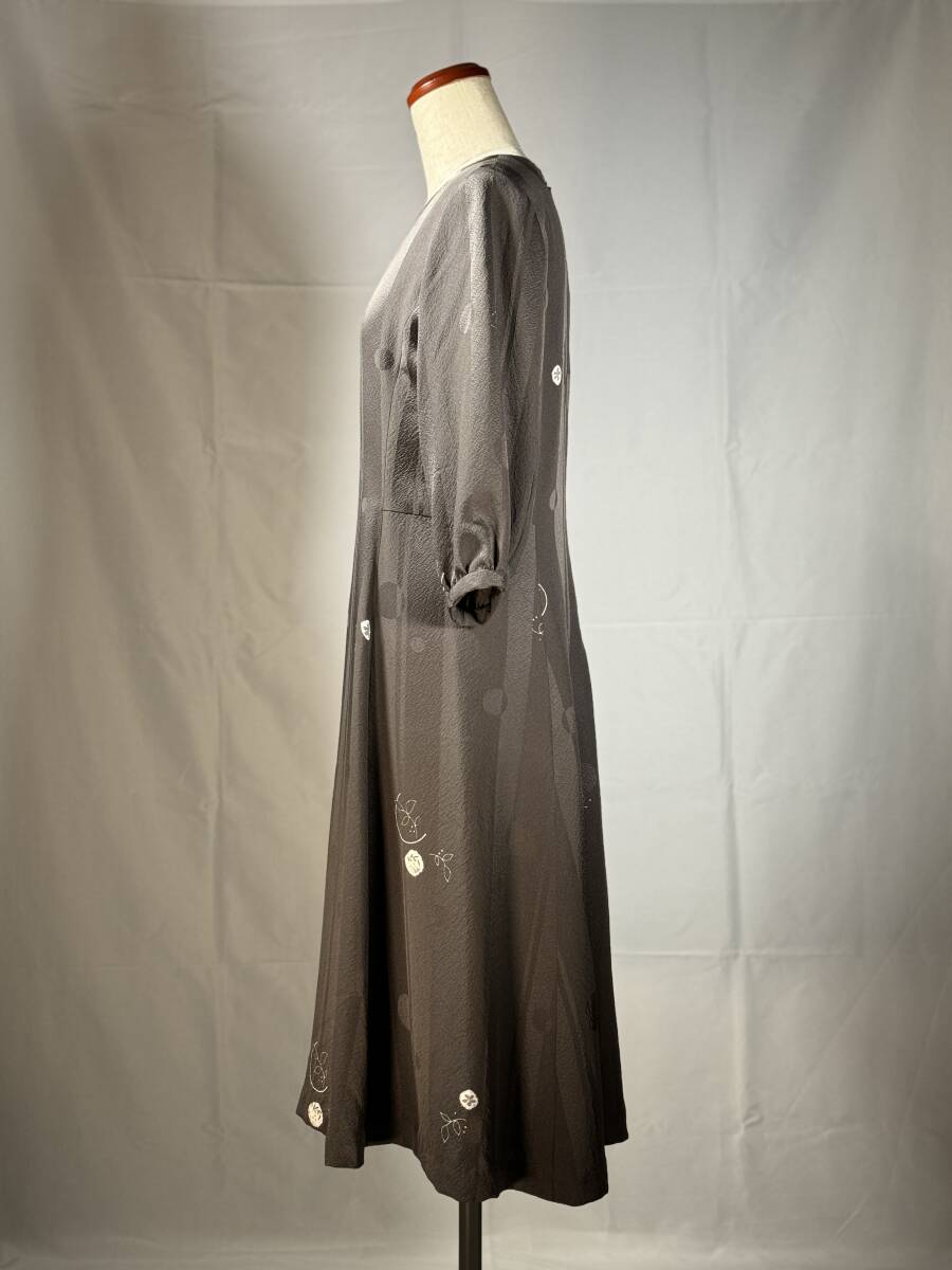 No.110 レディース 縮緬のワンピース　地模様に白い花 ハンドメイド シルク 和柄 著物 リメイクhoihoikeiki 