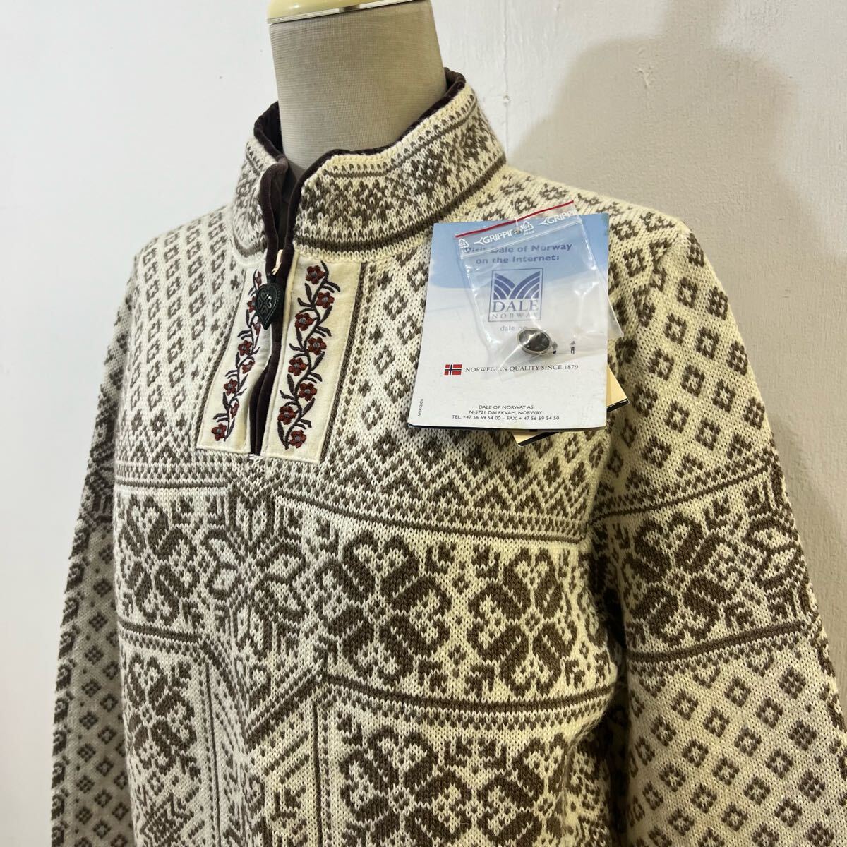新品未使用タグ付き DALE OF NORWAY ノルウェー製 花柄刺繍 ハーフジップニット 総柄 セーター ノルディック柄 希少【送料一律/同梱可能】T_画像2