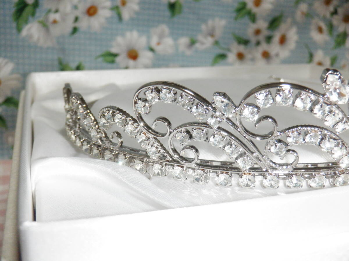 Ｅ２『ティアラ　ラブティアラ★結婚式　ウェディング　ブライダル～ハート型から広がる波のようなデザイン　ＩＭＰＥＲＩＡＬ』～箱付き_画像4