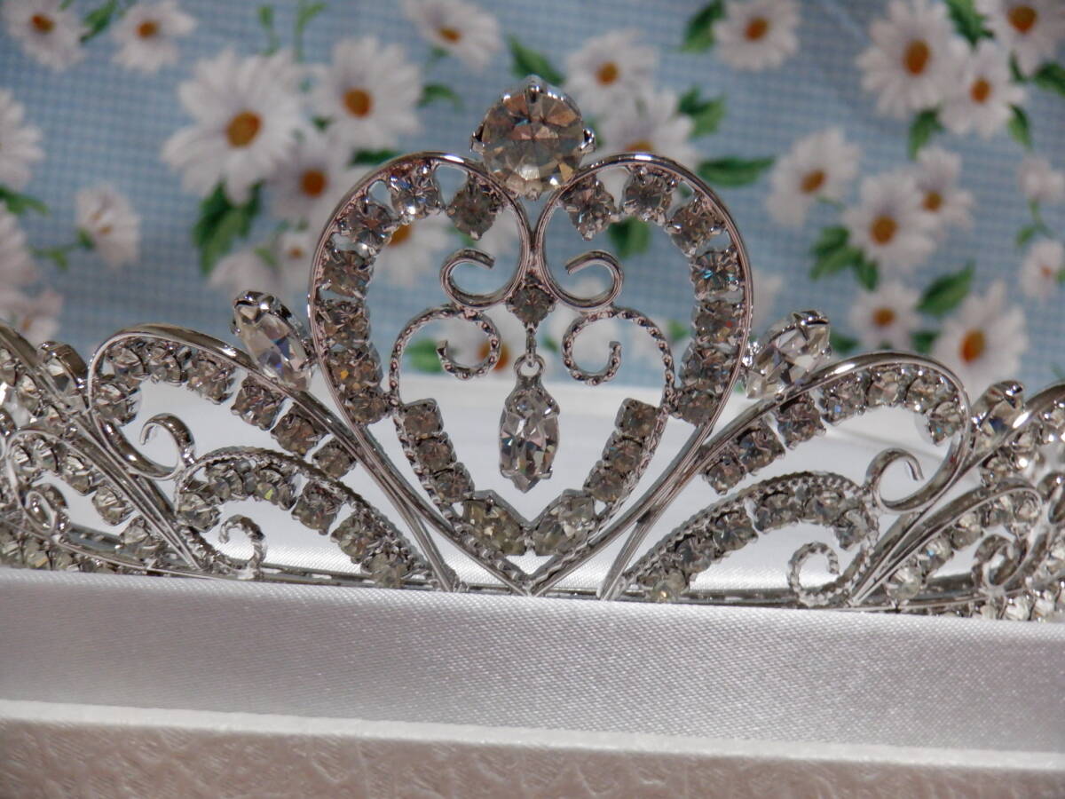 Ｅ２『ティアラ　ラブティアラ★結婚式　ウェディング　ブライダル～ハート型から広がる波のようなデザイン　ＩＭＰＥＲＩＡＬ』～箱付き_画像6