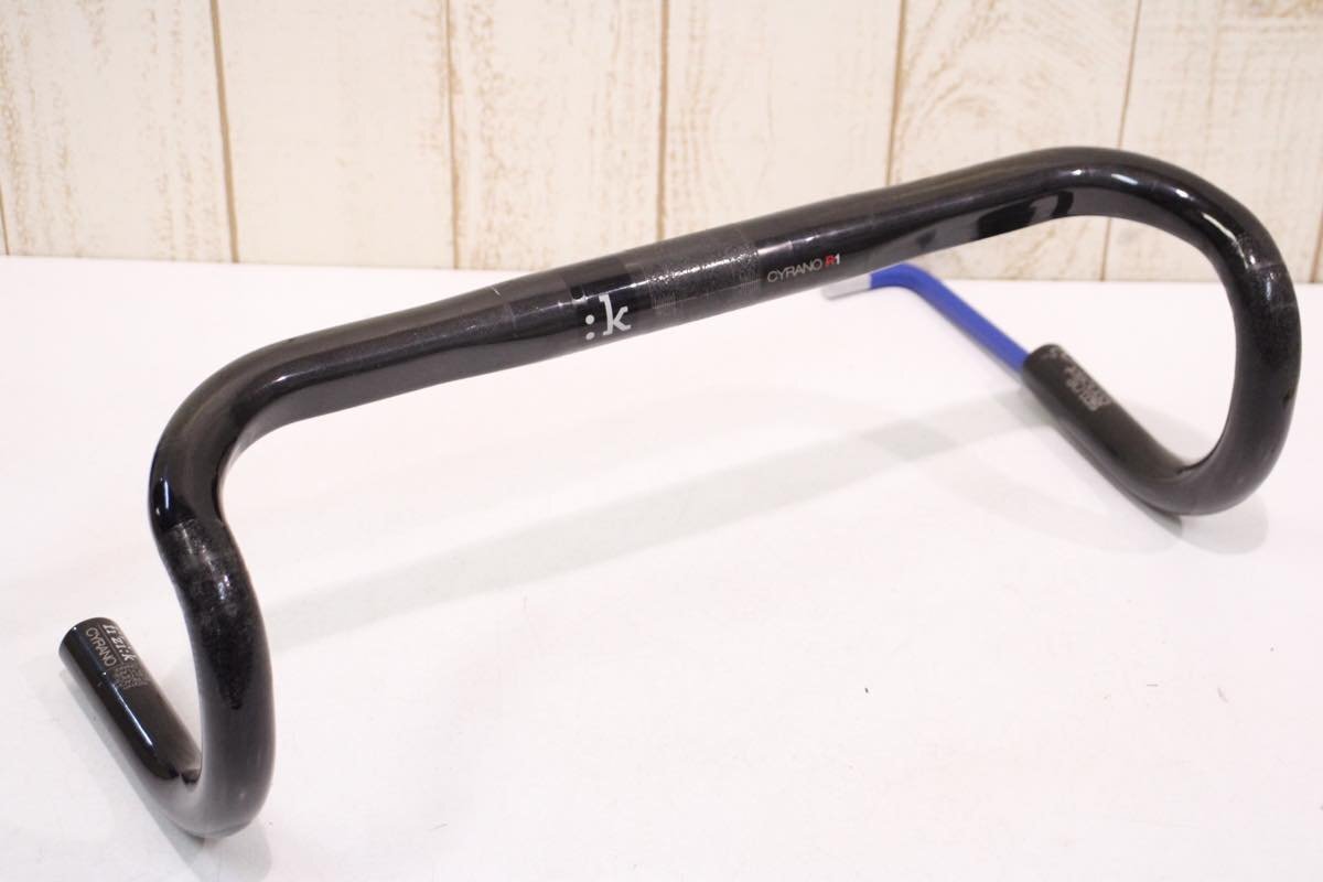 ★fi'zi:k フィジーク CYRANO R1 SNAKE カーボンドロップハンドル 420mm(C-C)