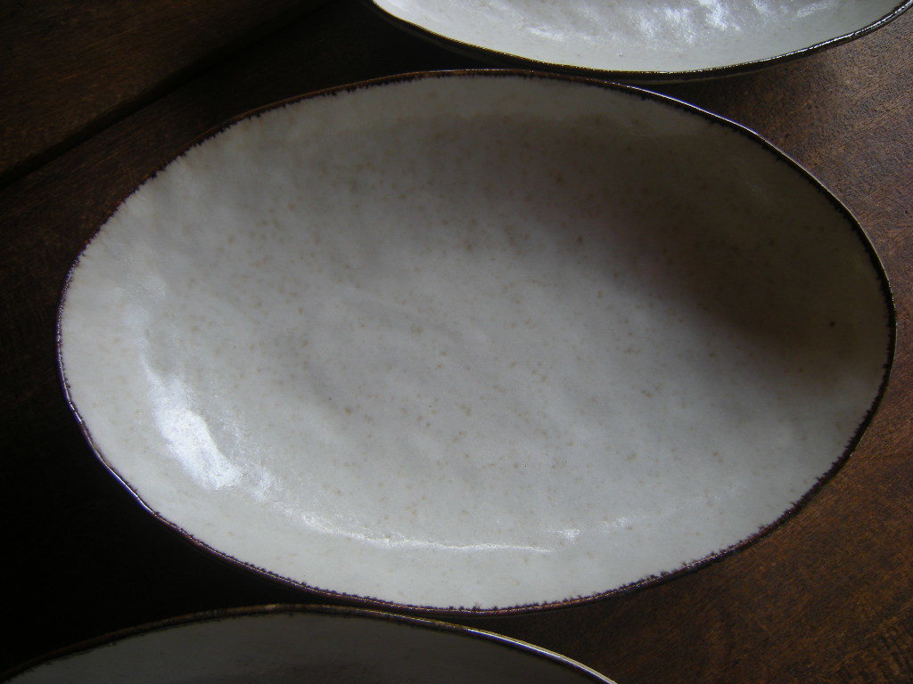 睦◎美濃焼【新品?未使用】粉引釉　茶渕　ボートプレート　大楕円（24.5㎝x16㎝x5㎝）1枚から　＊人気うつわ＊高級(jí)うつわ＊