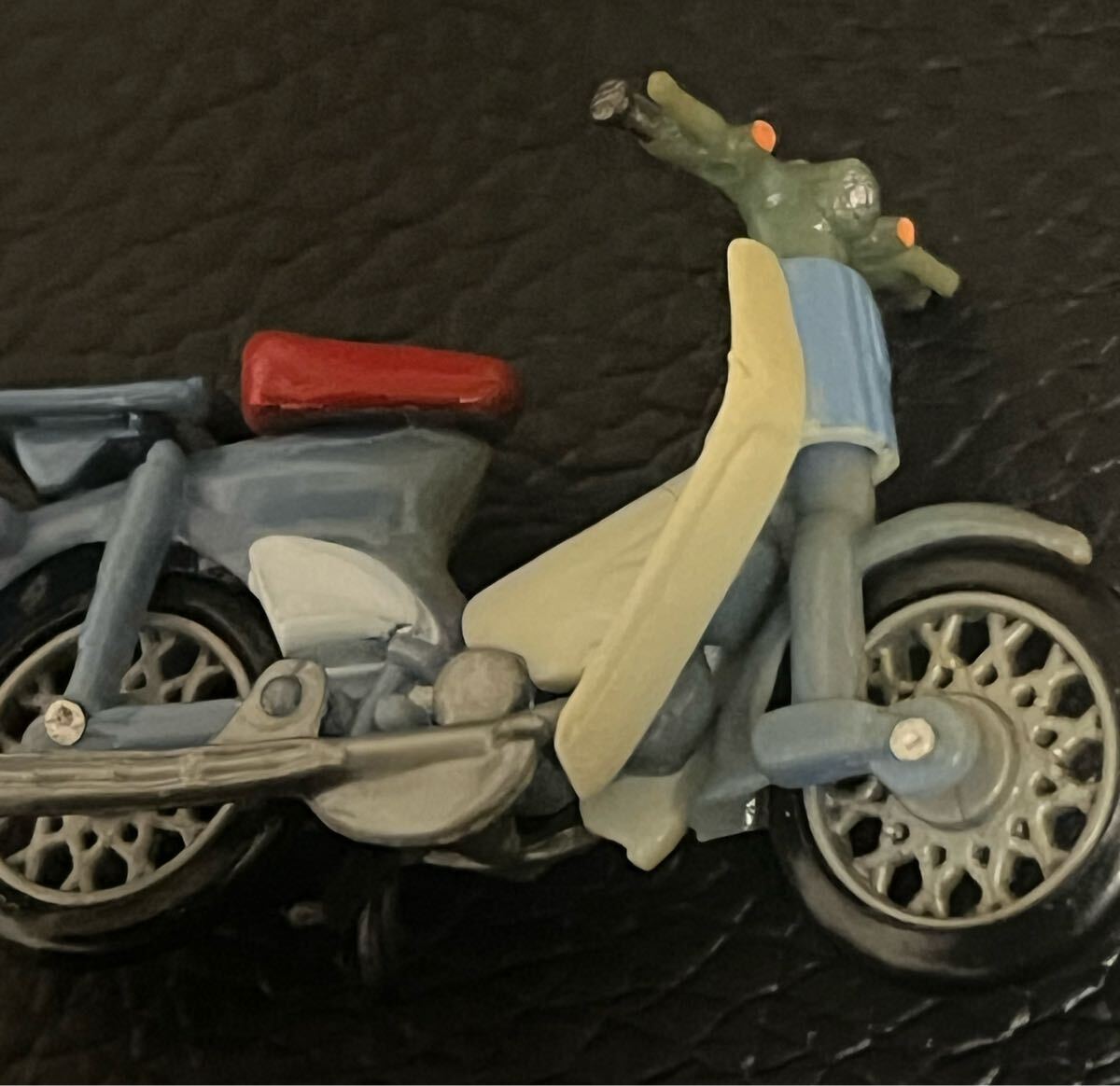 サイズ4.5センチ位 HONDA スーパーカブ ホンダ 本田SUPER CUBミニカー オートバイ フィギュア ジオラマ_画像8