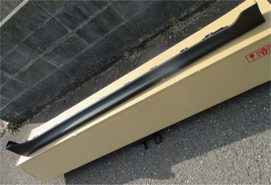4236-R 新車外し品 ZC33S スイフト スポーツ 純正 右 サイドステップ 素地 カーボン柄 77212-68R0 R_画像2