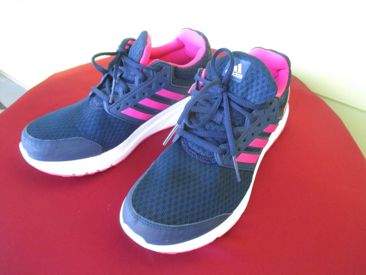 ★adidas 24.5㎝　ローカットスニーカー 　ネイビー　女性用　リサイクル品　ソール高さ3㎝　全長28㎝　重さ260㌘×2 現状品