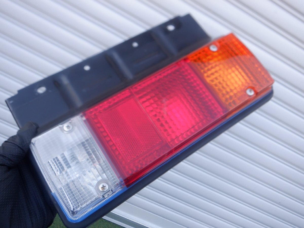 新車外し トヨタ純正 ダイナ カーゴ トヨエース デュトロ テールライト テールランプ ステー付き 12V 右側(cè) レンズ品番 36-10 キレイ
