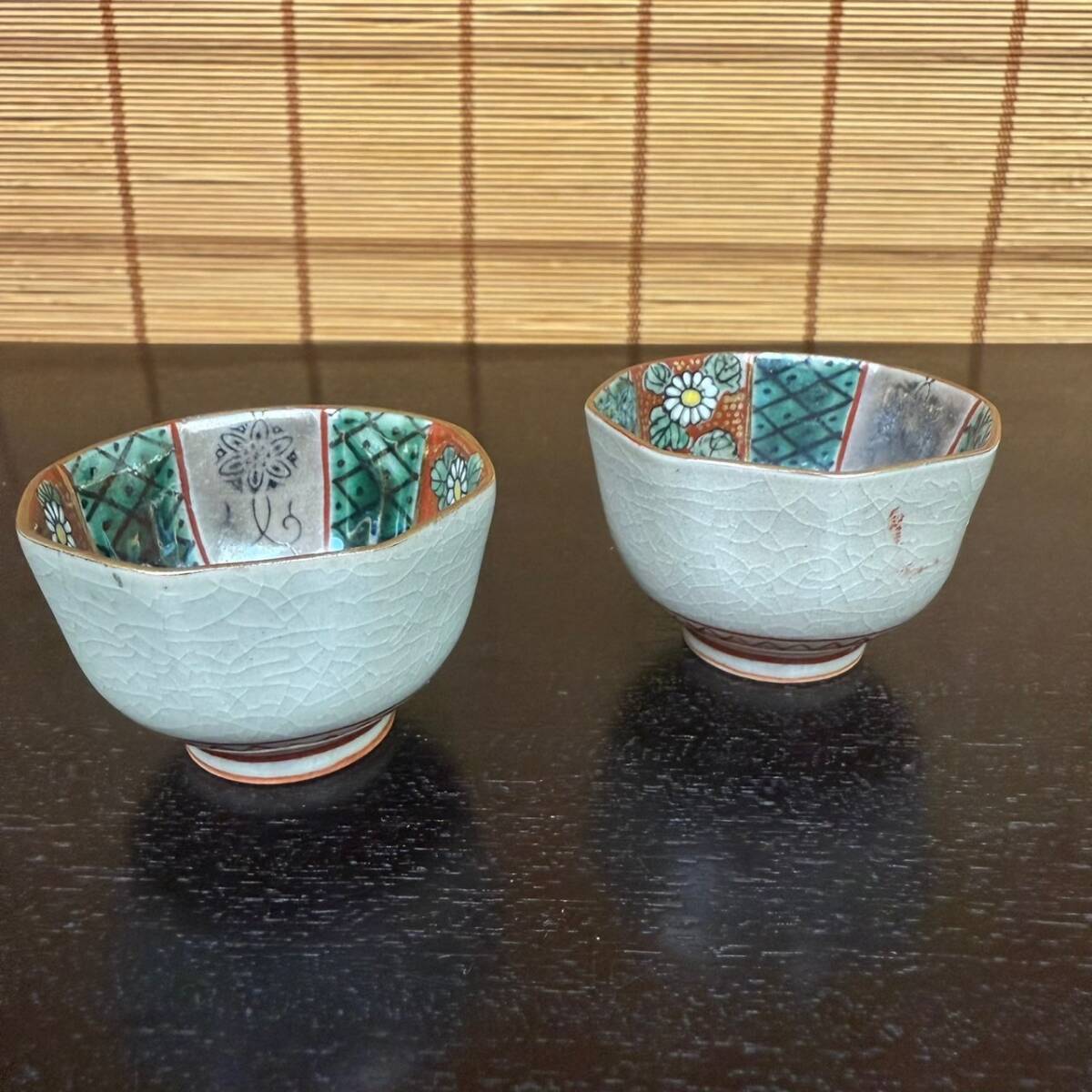 九谷焼】年代物 時代物 細描 細密 色絵 金彩 花 青染め お猪口 2 九谷焼】年代物 時代物 細描 細密 色絵 金彩 花 青染め お猪口 2